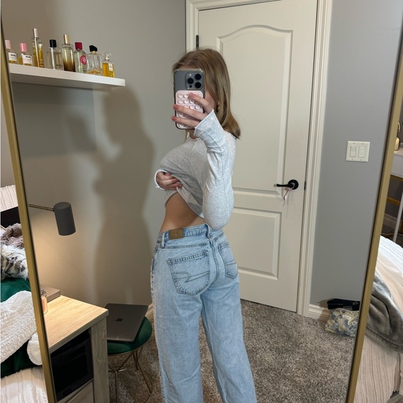 American Eagle Low Rise Women's Jeans || lightweight and light washed - Picture 3 of 5